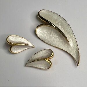 JJ JEWELRY Vintage Gold Tone and White Enamel Heart Pin Clip Earrings Set